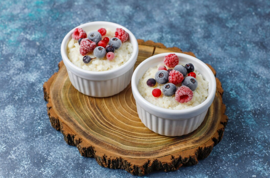 Bowl of creamy rice pudding topped with cinnamon and raisins